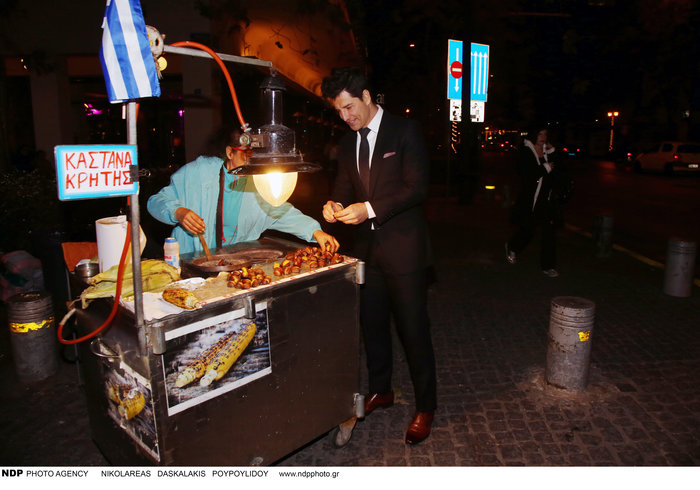 Τι τρώει μετά το ξενύχτι ο Σάκης Ρουβάς; Η στάση σε πλανόδιο [Εικόνες] - εικόνα 6