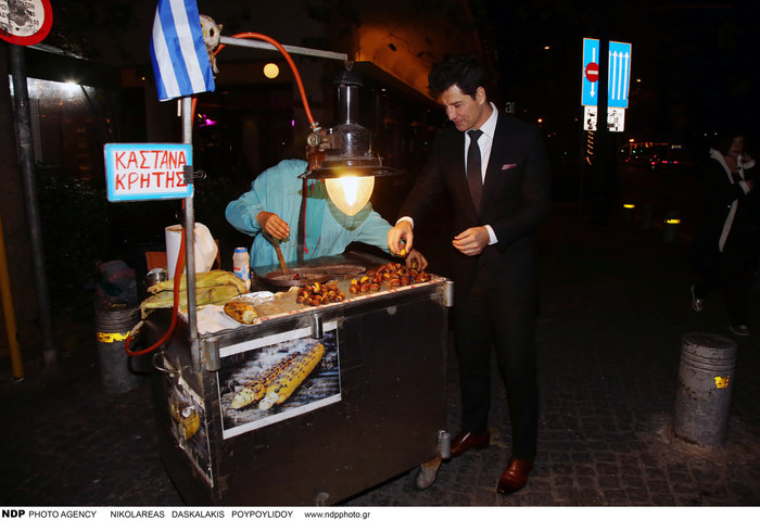 Τι τρώει μετά το ξενύχτι ο Σάκης Ρουβάς; Η στάση σε πλανόδιο [Εικόνες] - εικόνα 7