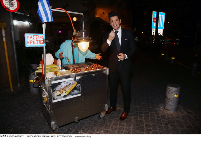 Τι τρώει μετά το ξενύχτι ο Σάκης Ρουβάς; Η στάση σε πλανόδιο [Εικόνες] - εικόνα 8