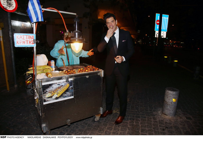 Τι τρώει μετά το ξενύχτι ο Σάκης Ρουβάς; Η στάση σε πλανόδιο [Εικόνες] - εικόνα 9