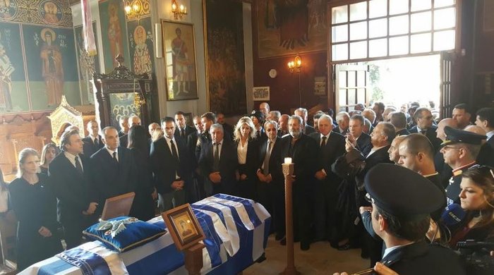 Στην τελευταία του κατοικία στην Πάτρα ο Κωστής Στεφανόπουλος - εικόνα 4