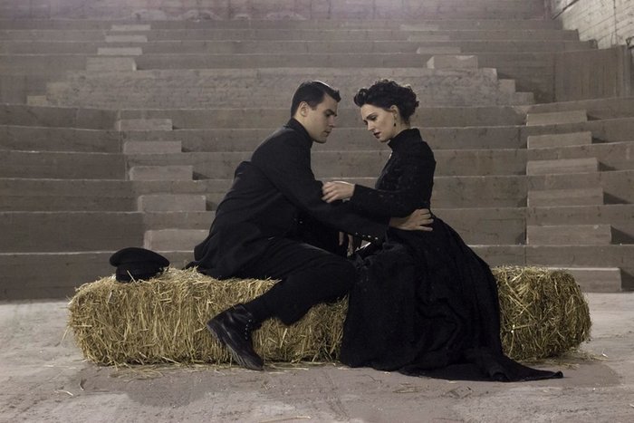 ΤΣΕΧ-OFF, Τρεις Αδελφές: το έργο ανάμεσα στο έργο