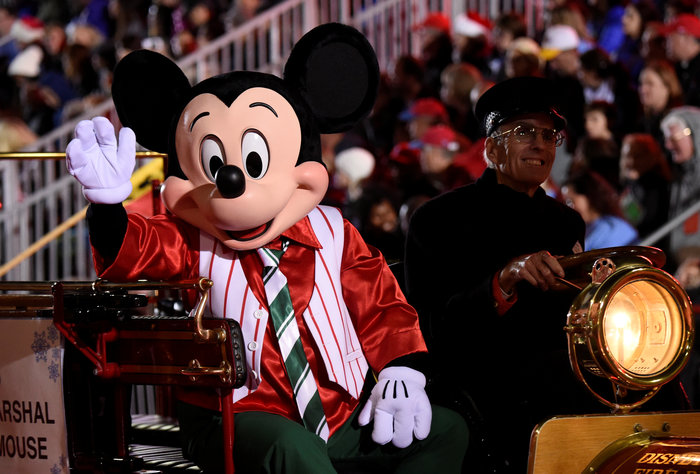 Η λαμπερή 85η Χριστουγεννιάτικη παρέλαση στο Λος Αντζελες