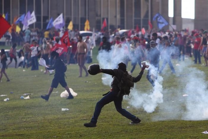 Χιλιάδες διαδηλωτές μπροστά από το Κογκρέσο στη Βραζιλία - εικόνα 2