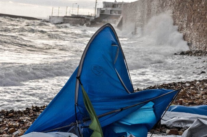 Σκηνές ντροπής για την Ελλάδα από την κακοκαιρία στα hot spots - εικόνα 7