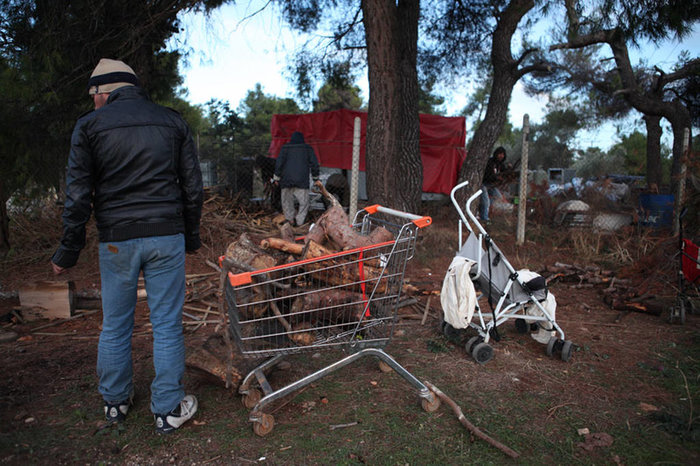 Πρόσφυγες έβαλαν φωτιά στις σκηνές στη Μαλακάσα