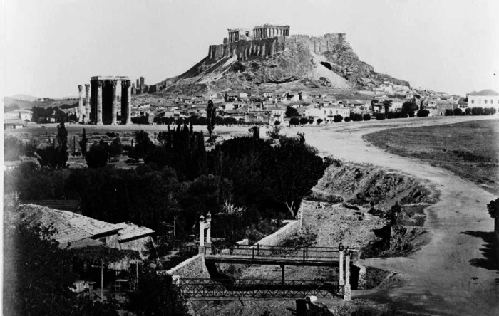 Άποψη της Ακρόπολης όταν υπήρχαν ακόμα τα γεφυράκια του Ηριδανού