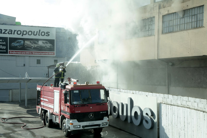 Μεγάλη πυρκαγιά σε βιοτεχνικό κτήριο στην Π. Ράλλη
