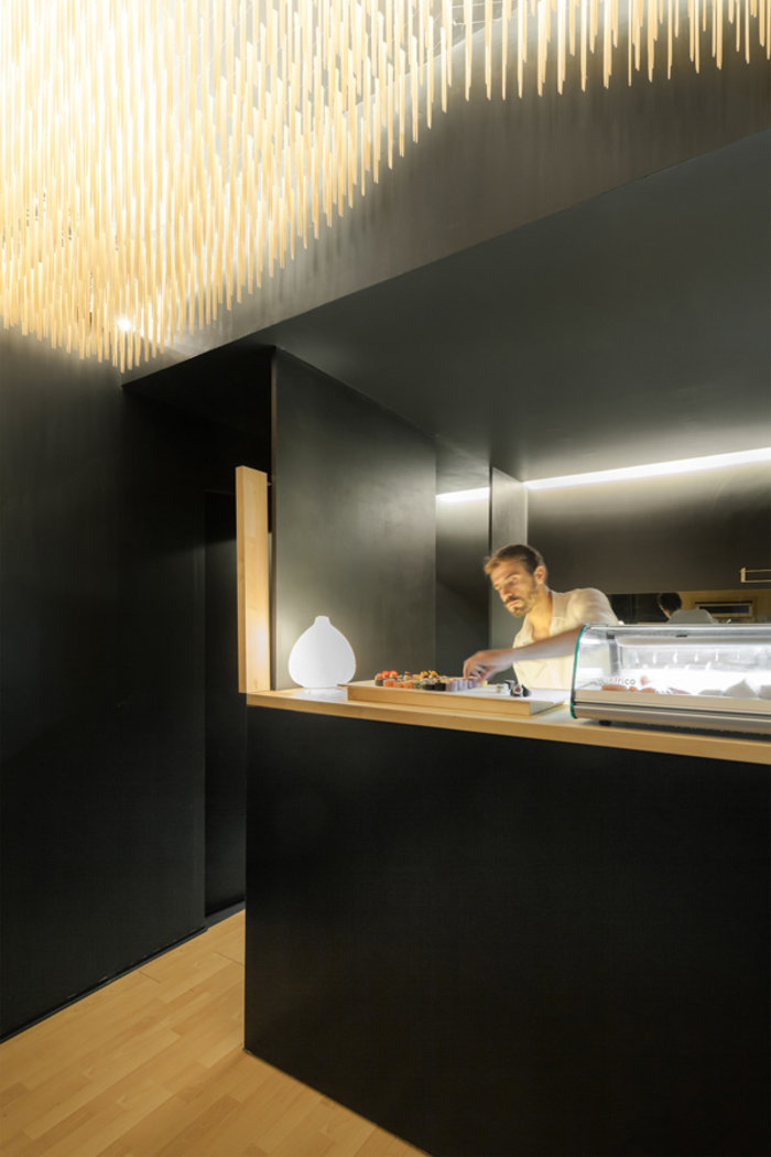 Τέτοιο sushi bar δεν έχετε ξαναδεί! Έχει στην οροφή του 8.400 chopsticks