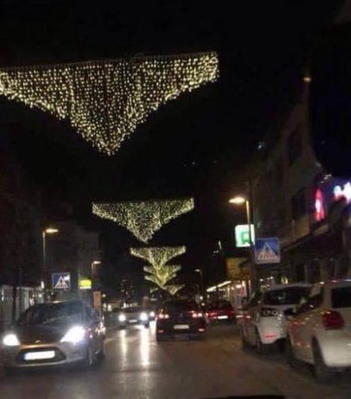 Oι... αισθησιακοί γιορτινοί στολισμοί δύο ελληνικών πόλεων που έγιναν viral - εικόνα 2