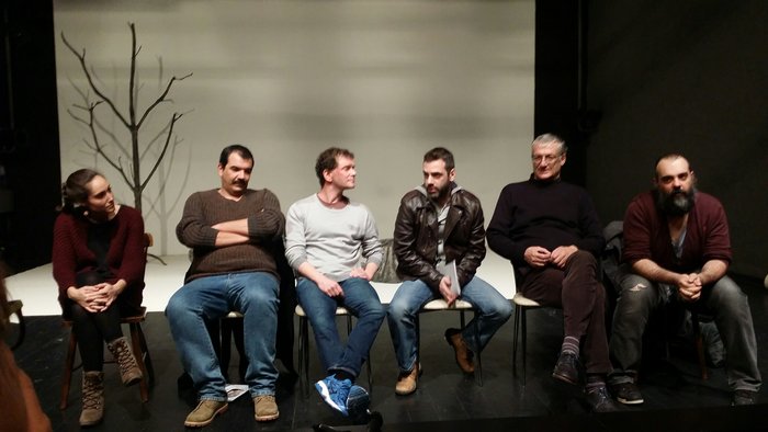 Στιγμιότυπο από τη συζήτηση που ακολούθησε με το κοινό. Τρίτος από αριστερά, ο Αντερς Λουστγκάρτεν . Πρώτη από αριστερά και πρώτος από δεξιά οι ηθοποιοί Χαρά Μάτα Γιαννάτου και Αργύρης Ξάφης, αντίστοιχα. Δεύτερος από δεξιά ο σκηνοθέτης, Βαγγέλης Θεοδωρόπουλος. Μαζί τους επίσης οι δημοσιογράφοι από το Στο κόκκινο 105,5 που συντόνισαν την κουβέντα.