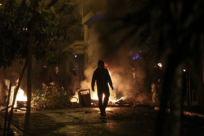 Ετσι «έκαψαν» τα Εξάρχεια οι κουκουλοφόροι με τις μολότοφ
