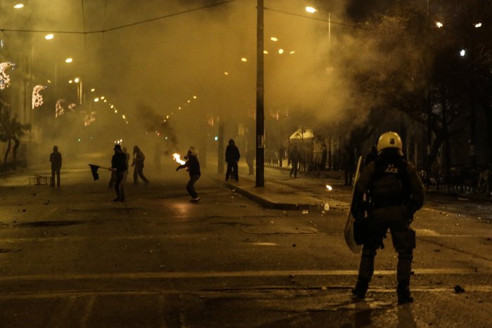 Ετσι «έκαψαν» τα Εξάρχεια οι κουκουλοφόροι με τις μολότοφ - εικόνα 2