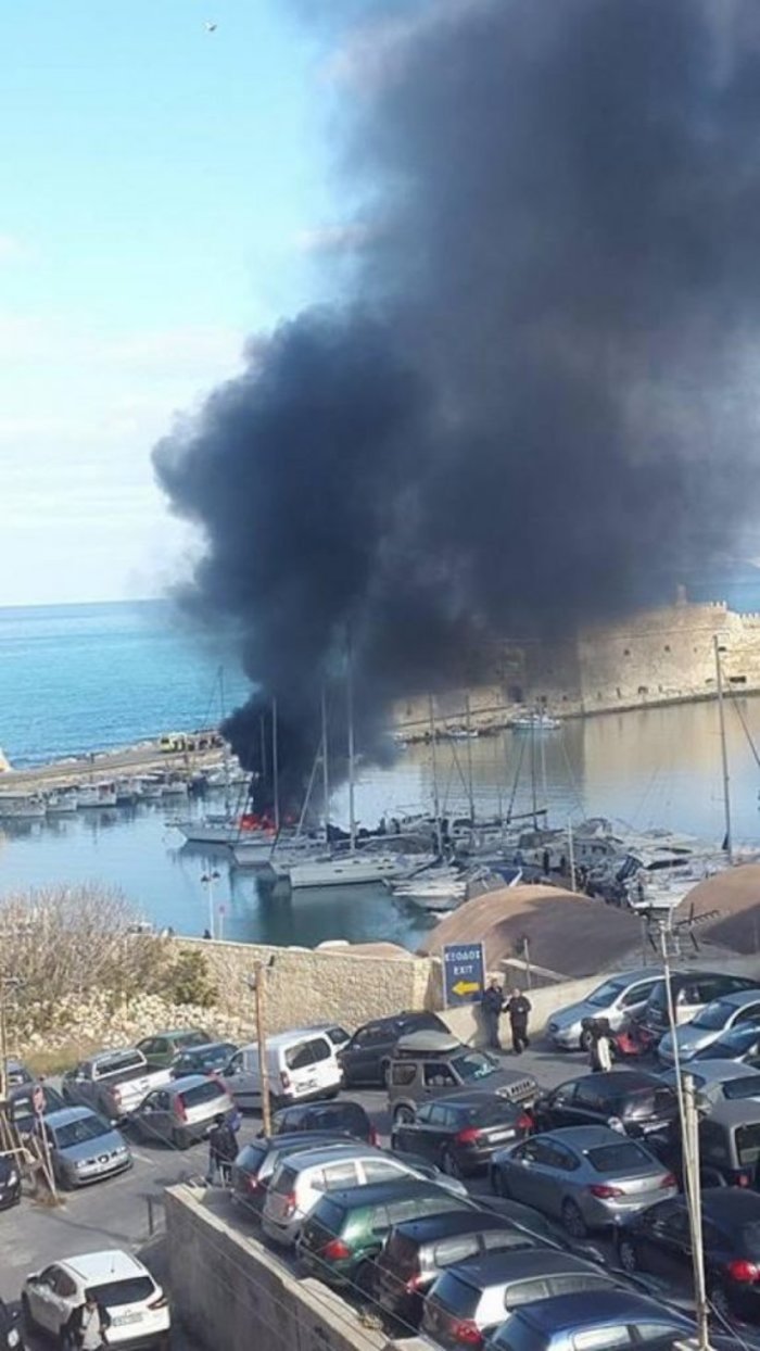 Φωτιά σε σκάφος στο Ενετικό λιμάνι του Ηρακλείου