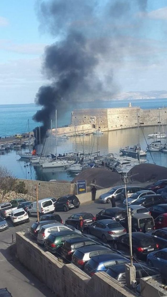 Φωτιά σε σκάφος στο Ενετικό λιμάνι του Ηρακλείου - εικόνα 3