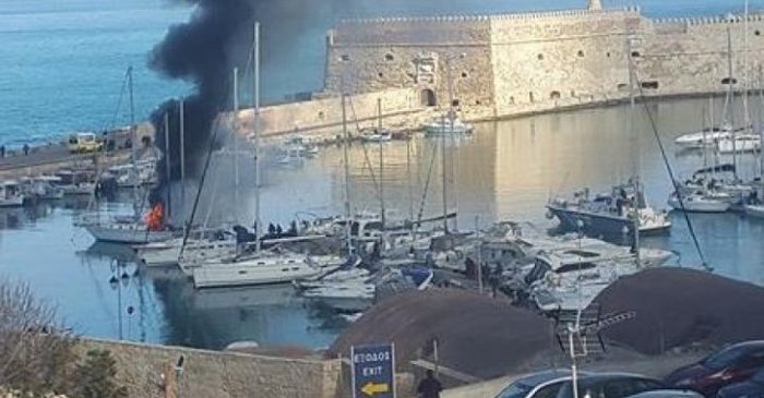 Φωτιά σε σκάφος στο Ενετικό λιμάνι του Ηρακλείου - εικόνα 4