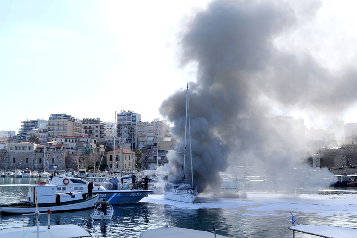 Στις φλόγες σκάφη στο ενετικό λιμάνι του Ηρακλείου - φωτό - - εικόνα 4