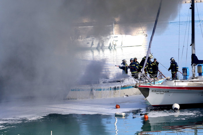 Στις φλόγες σκάφη στο ενετικό λιμάνι του Ηρακλείου - φωτό -