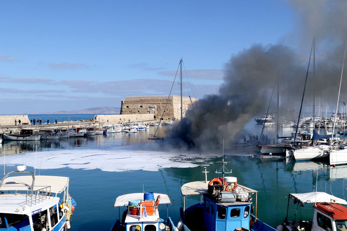 Στις φλόγες σκάφη στο ενετικό λιμάνι του Ηρακλείου - φωτό - - εικόνα 2