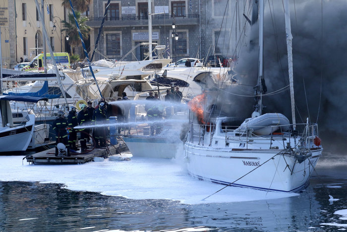 Στις φλόγες σκάφη στο ενετικό λιμάνι του Ηρακλείου - φωτό - - εικόνα 3