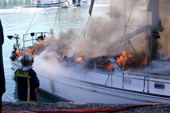 Στις φλόγες σκάφη στο ενετικό λιμάνι του Ηρακλείου - φωτό - - εικόνα 5
