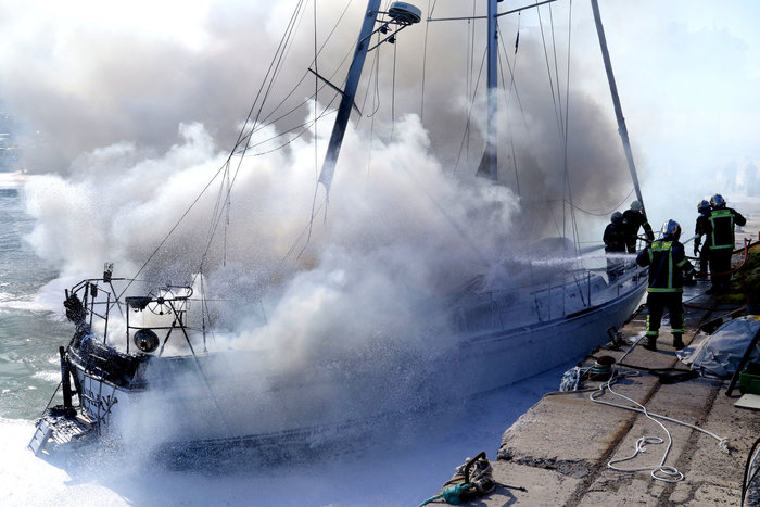 Στις φλόγες σκάφη στο ενετικό λιμάνι του Ηρακλείου - φωτό - - εικόνα 6