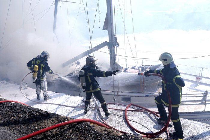 Στις φλόγες σκάφη στο ενετικό λιμάνι του Ηρακλείου - φωτό - - εικόνα 8