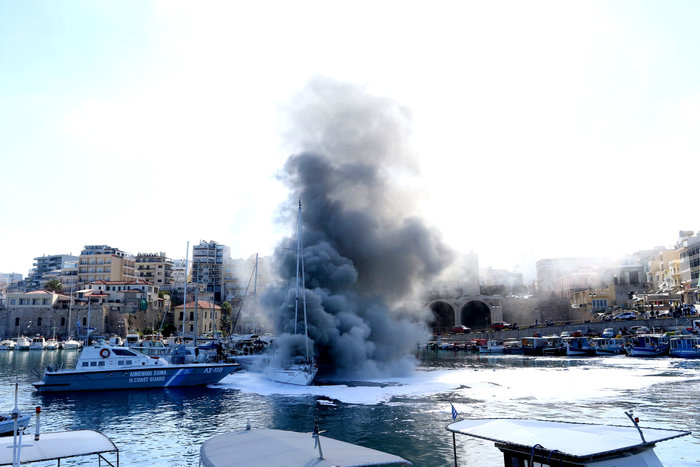 Στις φλόγες σκάφη στο ενετικό λιμάνι του Ηρακλείου - φωτό - - εικόνα 9