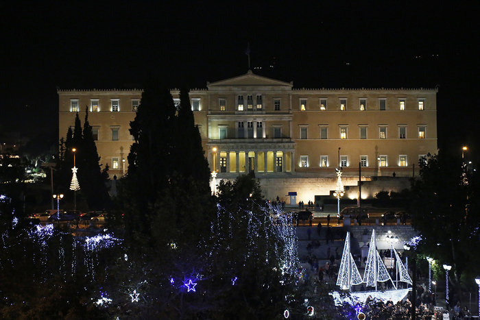Φωταγωγήθηκε για τα Χριστούγεννα η Πλατεία Συντάγματος