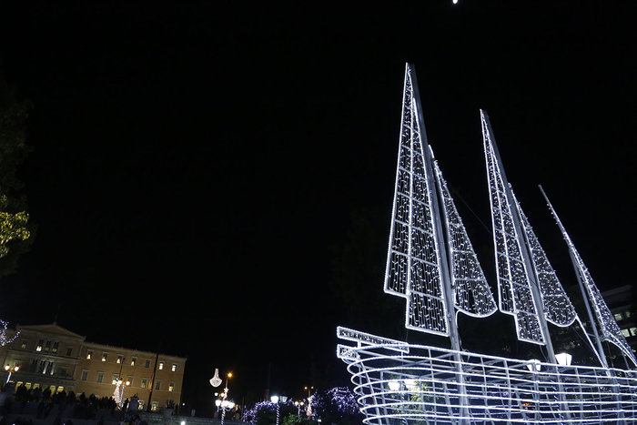 Φωταγωγήθηκε για τα Χριστούγεννα η Πλατεία Συντάγματος - εικόνα 2