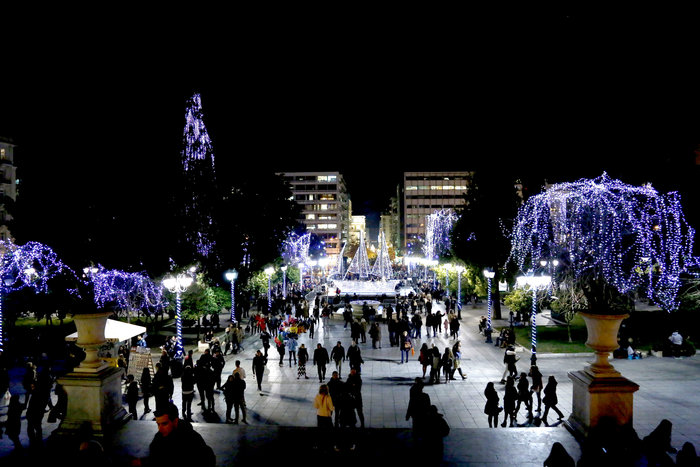 Φωταγωγήθηκε για τα Χριστούγεννα η Πλατεία Συντάγματος - εικόνα 3