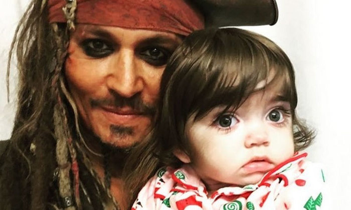 Ο Τζόνι Ντέπ  κουβάλησε τον Τζακ Σπάροου στο νοσοκομείο για καλό σκοπό - εικόνα 2