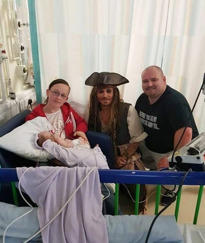 Ο Τζόνι Ντέπ  κουβάλησε τον Τζακ Σπάροου στο νοσοκομείο για καλό σκοπό - εικόνα 3