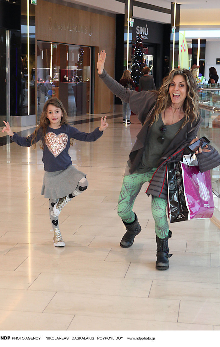 Η Κατερίνα Λάσπα «χορεύει» με την ολόιδια κόρη της σε εμπορικό κέντρο -φωτο - εικόνα 2