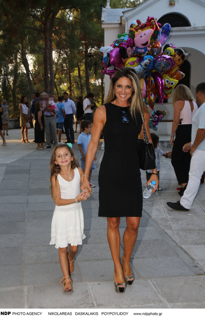 Η Κατερίνα Λάσπα «χορεύει» με την ολόιδια κόρη της σε εμπορικό κέντρο -φωτο - εικόνα 6