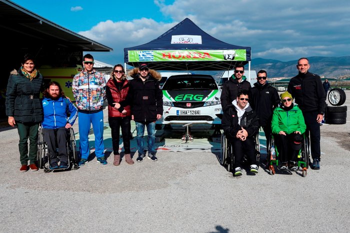 Από αριστερά προς τα δεξιά: Λένα Δανιηλίδου-τένις, Στέφανος Διαμαντής-τένις παραολυμπιονίκης, Γιάννης Τσίλης-κωπηλασία, Κέλλυ Αραούζου-κολύμβηση ανοικτής θαλάσσης, Σωτήρης Τράκας-καταδύσεις, Χρήστος Ταμπαξής – κολύμβηση παραολυμπιονίκης, Χρήστος Λιμνπανοβνό-ενόργανη γυμναστική(πίσω σειρά), Βλάσης Μάρας-ενόργαννη γυμναστική (πίσω σειρά), Δήμητρα Κοροκίδα – σφαίρα παραολυμπιονίκης, Δημήτρης Δριβάκος οδηγός αγώνων