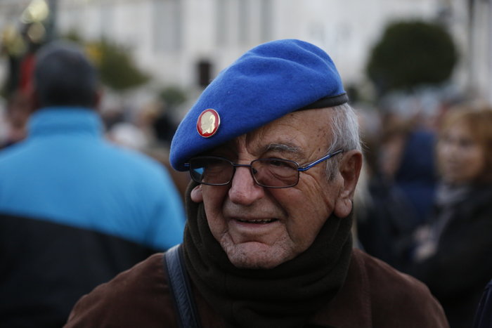 Συνταξιούχοι με γκλίτσες & Τσε καίνε...λεφτά στους δρόμους φωτό - εικόνα 5