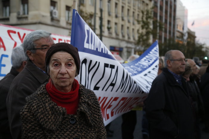 Συνταξιούχοι με γκλίτσες & Τσε καίνε...λεφτά στους δρόμους φωτό - εικόνα 6