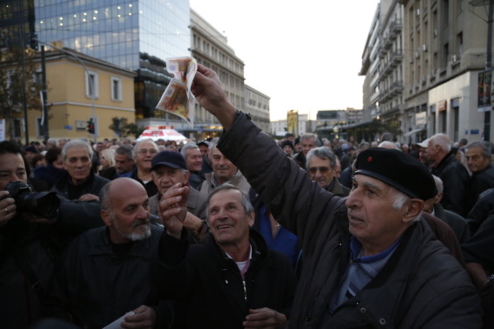 Συνταξιούχοι με γκλίτσες & Τσε καίνε...λεφτά στους δρόμους φωτό - εικόνα 7