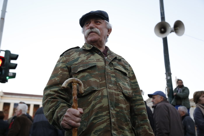 Συνταξιούχοι με γκλίτσες & Τσε καίνε...λεφτά στους δρόμους φωτό - εικόνα 9