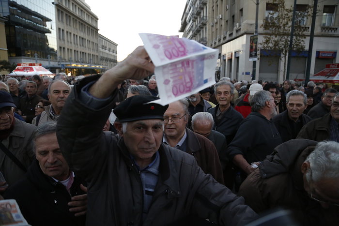 Συνταξιούχοι με γκλίτσες & Τσε καίνε...λεφτά στους δρόμους φωτό - εικόνα 2