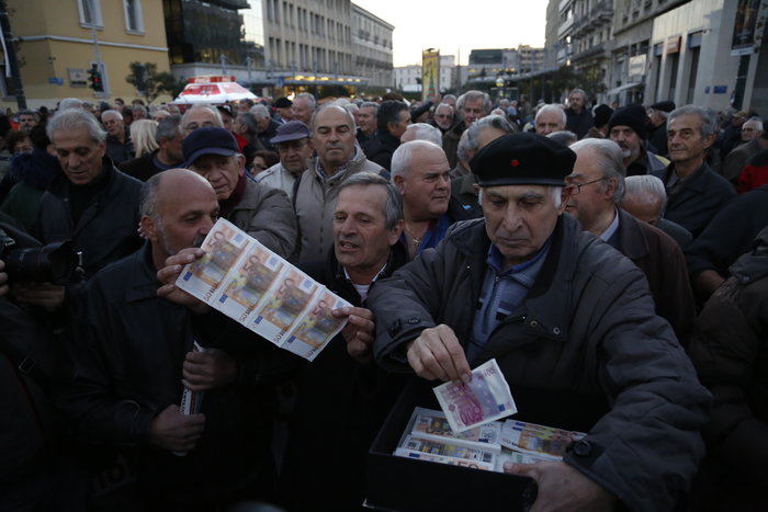 Συνταξιούχοι με γκλίτσες & Τσε καίνε...λεφτά στους δρόμους φωτό - εικόνα 4