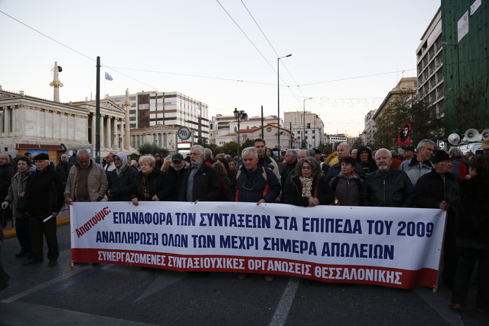 Συνταξιούχοι με γκλίτσες & Τσε καίνε...λεφτά στους δρόμους φωτό
