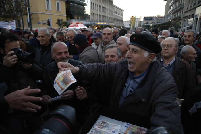 Συνταξιούχοι με γκλίτσες & Τσε καίνε...λεφτά στους δρόμους φωτό - εικόνα 8