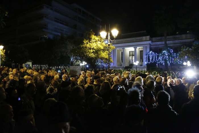 Εκατοντάδες συνταξιούχοι έφτασαν στην πόρτα του Μαξίμου