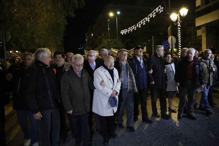 Εκατοντάδες συνταξιούχοι έφτασαν στην πόρτα του Μαξίμου - εικόνα 2