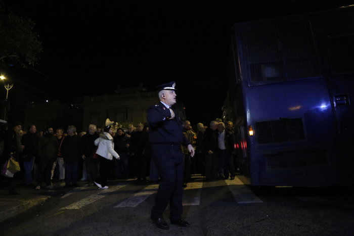 Εκατοντάδες συνταξιούχοι έφτασαν στην πόρτα του Μαξίμου - εικόνα 4