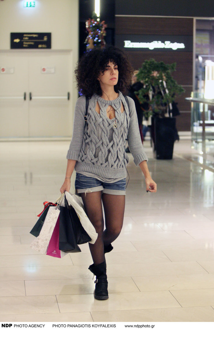 Μαρία Σολωμού: Για ψώνια με καυτό σορτσάκι μέσα στον χειμώνα - εικόνα 2