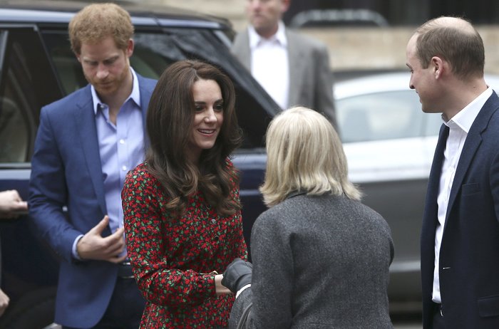 Η Κέιτ Μίντλετον ντύθηκε... Χριστουγεννιάτικα - H εορταστική εμφάνισή της - εικόνα 4