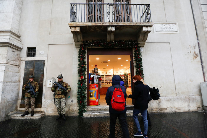 Χριστούγεννα με το δάχτυλο στη σκανδάλη σε Ιταλία και Γαλλία